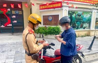 Hà Nội: CSGT xử lý hàng loạt xe máy đi ngược chiều ở khu phố cổ
