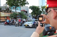 CSGT Hà Nội ghi hình, xử phạt người điều khiển xe máy đi ngược chiều