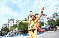 CSGT Hà Nội điều tiết giao thông dưới nắng nóng đỉnh điểm 
