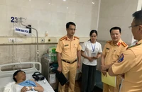 Lãnh đạo Cục CSGT thăm cán bộ Cảnh sát cơ động bị thương khi làm nhiệm vụ