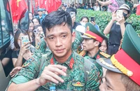 Ga Hà Nội đông nghịt người, rực cờ hoa chào đón chiến sĩ làm nhiệm vụ A80 