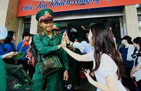 Hình ảnh Đón đoàn tàu chở các cán bộ, chiến sĩ Quân khu 5 làm nhiệm vụ A80 