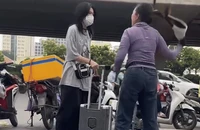 Đuổi cô gái đứng chờ xe, chủ hàng nước bị phạt về hành vi lấn chiếm vỉa hè