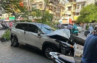 Hà Nội: Ô tô va chạm với nhiều xe máy và tông đổ cây xanh
