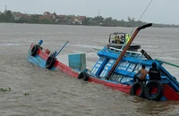 Quảng Ninh: CSGT cứu 9 người trên chiếc thuyền bị lật do bão số 3