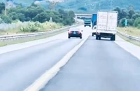 Xử lý tài xế xe biển xanh vượt ẩu trên cao tốc Cam Lộ - La Sơn