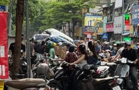 Hà Nội: Ô tô bán tải tông nhiều xe máy trên phố Khâm Thiên