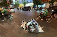 Hà Nội: Xe máy sụt xuống hố sâu khi đang chạy trên đường 