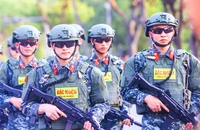 Lực lượng đặc nhiệm biểu diễn mô tô, trình diễn đấu súng trên phố đi bộ hồ Gươm