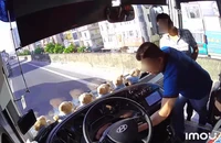 Người đàn ông lao lên xe khách đang lưu thông, rút chìa khóa rồi bỏ đi