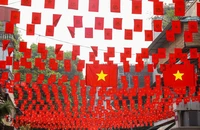 Cờ đỏ sao vàng tung bay khắp phố phường Hà Nội chào mừng 80 năm Quốc khánh
