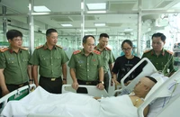 Giám đốc Công an Hà Nội thăm hỏi cán bộ Cảnh sát cơ động bị thương khi làm nhiệm vụ A80