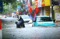 Nhiều tuyến phố Hà Nội ngập sâu, người dân đi lại khó khăn