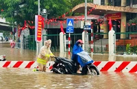 CSGT Hà Nội căng mình bảo đảm giao thông trong mưa ngập