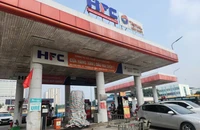 Hà Nội: Tài xế ô tô lùi xe, tông vào trụ bơm xăng của cửa hàng gây cháy lớn