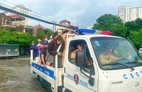 Chùm ảnh: Người dân Hà Nội tiếp tục lội nước đi làm