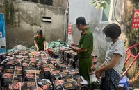 Hà Nội: Phát hiện gần 2 tấn xúc xích không rõ nguồn gốc