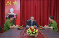 Cớm dỏm lão Ba lấy lòng người đẹp để thuận đường buôn bán ma túy
