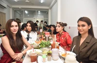 Thuỳ Tiên cùng tốp 10 'Miss Grand Thailand' thưởng thức phở Việt Nam 