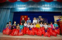 Bảo Hoàng và Hoàng My dùng giải thưởng trao 150 học bổng cho học sinh nghèo