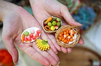 Người phụ nữ khởi nghiệp với nghề làm hoa đất sét, trái cây tí hon