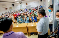Phó chủ tịch Dương Anh Đức chúc thí sinh thi vào lớp 10 hoàn thành tốt bài thi