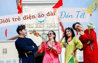 Giới trẻ 'đổ bộ' chợ Bến Thành chụp ảnh áo dài Tết