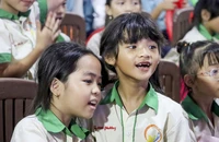 Khoảnh khắc các em nhỏ ở những mái ấm vui Tết Trung thu