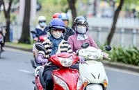 Thời tiết Sài Gòn se lạnh, người dân 'trùm kín' khi ra đường
