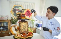Chàng trai gen Z 'điêu khắc' mâm cơm Tết Việt trên bánh fondant