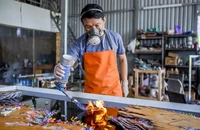 Người đàn ông làm tranh thủy cung bằng nguyên liệu độc đáo