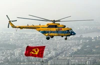 Trực thăng bay kéo cờ trên bầu trời Biên Hòa chuẩn bị cho lễ diễu binh 30-4