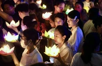 Lung linh đêm hoa đăng mừng Phật đản tại chùa Pháp Hoa