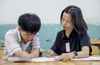 Sĩ tử đặc biệt trong ngày làm thủ tục thi tốt nghiệp THPT 2025 tại TP.HCM