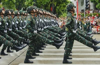 Đoàn chiến sĩ diễu binh A80 đi giữa lòng nhân dân