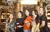 Người dân TP.HCM đổ xô xuống phố check-in giáng sinh sớm 
