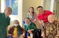 Gia đình Lý Hùng, Lý Hương chúc Tết nghệ sĩ gạo cội ở viện dưỡng lão nghệ sĩ