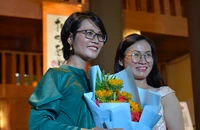 Bạn văn mừng Phương Huyền ra mắt sách ‘Yêu một chút cũng đâu có sao’