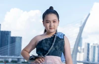 ‘Bù Tọt’ Ngân Chi và dàn mẫu nhí trình diễn trên Bến Bạch Đằng 