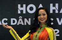 H’Hen Niê diện áo dài thổ cẩm tại chung kết Hoa hậu các dân tộc Việt Nam 