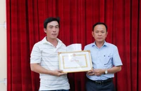 Tài xế Grab dũng cảm cứu người nhảy cầu: ‘Đưa bằng khen về mọi người mới biết’