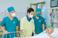 Danh ca Ngọc Sơn đến bệnh viện Gia Định thăm nhạc sĩ Vinh Sử