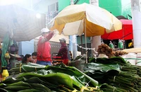 Chợ lá dong ngày Tết ven đường ở TP.HCM