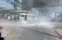 Xe cứu thương cháy ngùn ngụt ở quận 10