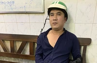 Tài xế mặc đồ Grab giả rơi giày để lấy điện thoại của du khách