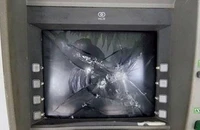  Nhậu say, vác búa đập nát cây ATM để 'đòi thẻ, đòi tiền'