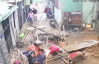 Sập giàn giáo công trình ở Tân Bình, 3 người rơi xuống đất 