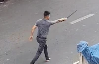 Va chạm giao thông, thanh niên cầm kiếm dài tìm đối thủ
