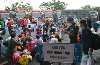 Người dân miền Tây được bộ đội đưa về tận nhà, còn hỗ trợ quà