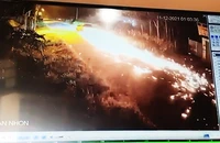 Nhân viên ngân hàng lái bán tải, kéo lê xe máy của công an bỏ chạy
